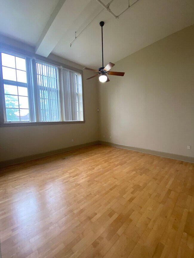 Building Photo - Stunning 2-bed, 1 bath apartment near Card...
