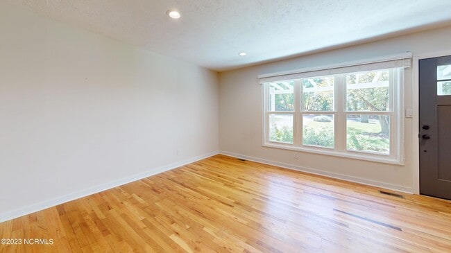 Building Photo - 505 W Rhode Island Ave