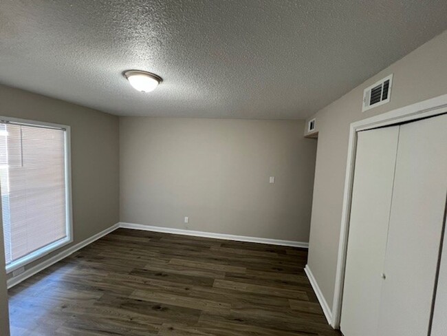 Building Photo - Newly Renovated 3B/1B Apartment Available ...