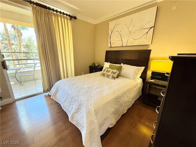 Building Photo - 210 E Flamingo Rd