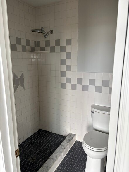 Master bathroom - 6 Prospect St
