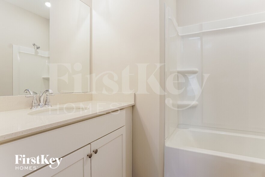 Building Photo - 350 S Pine Dr