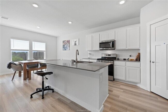 Building Photo - 1128 Amistad Lp