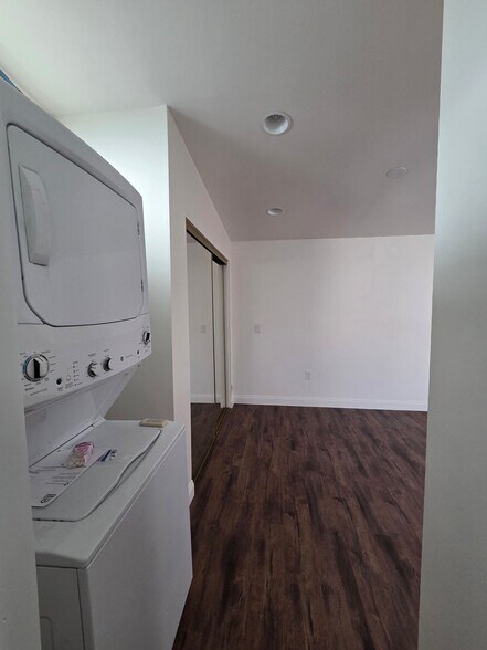 Building Photo - 523 N Tremont St