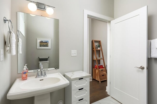 Building Photo - Fully furnished 1 bedroom!