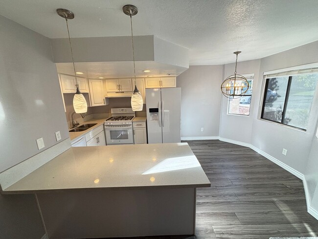 Building Photo - Gorgeous 2Bed/2Bath Condo located just out...