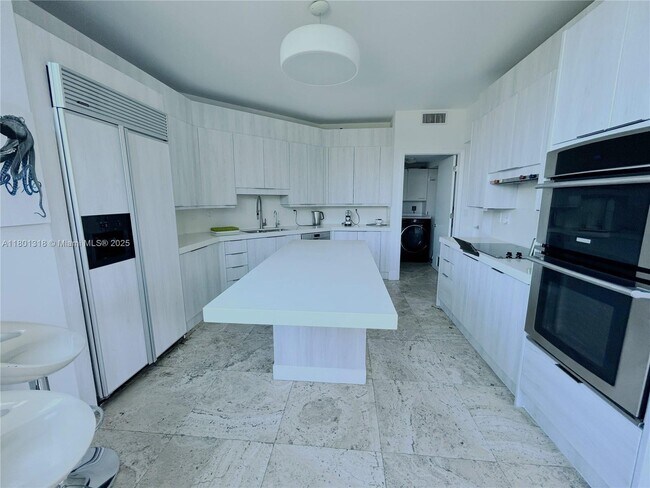 Building Photo - 300 South Pointe Dr