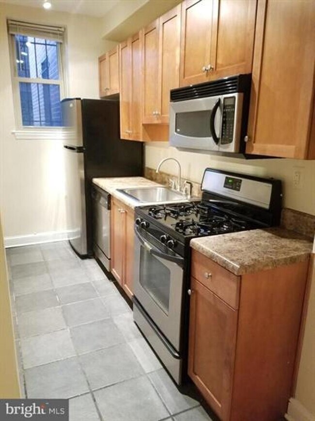 Building Photo - Remodeled One bedroom/ One Full Bathroom