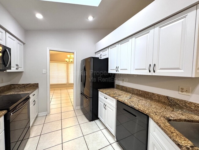 Building Photo - 721 Endeavour Dr S