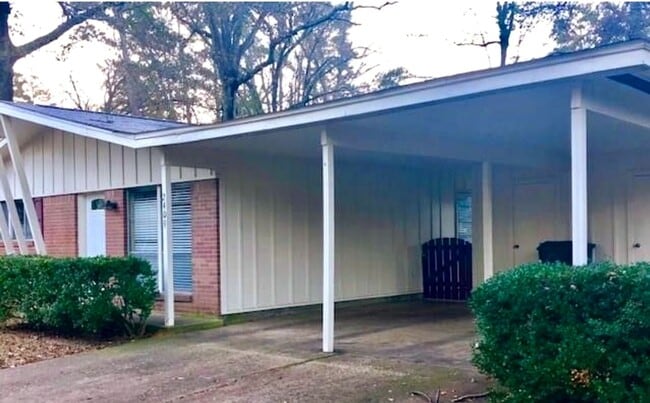 Building Photo - 3 Bedroom Mid-Century Rental