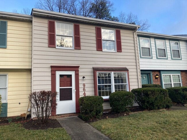 Building Photo - 9640 Greenmeadow Cir