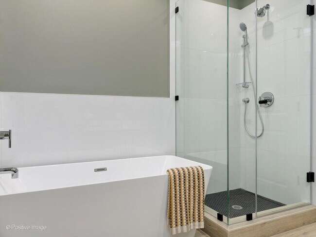 Building Photo - 6035 W North Ave