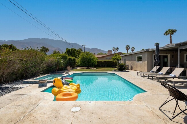 Building Photo - Family-Friendly Oasis in North Palm Springs