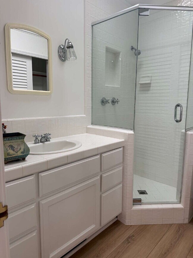 Building Photo - Unfurnished Studio Balboa Island