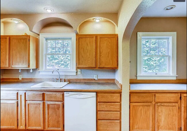 Building Photo - Cute Bungalow - Close to Downtown + Finished Basement!!