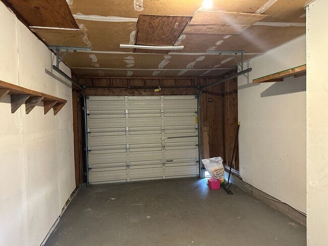 Building Photo - Updated 2 bed 1 bath dulpex in Springfield!