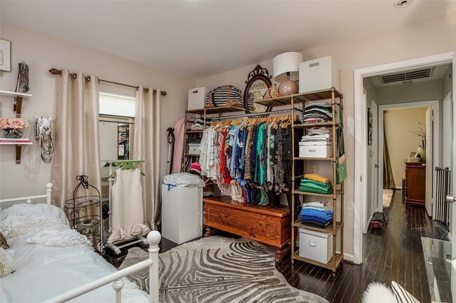 Building Photo - 910 W 9th St