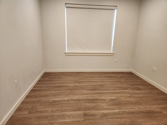 Building Photo - Ground Floor, Corner Unit 2 Bed/2 Bath Flat - This is a specially designed ADA Unit