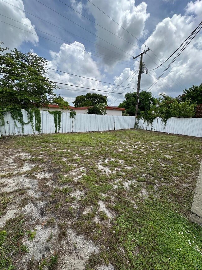 Building Photo - 728 SW 6th St