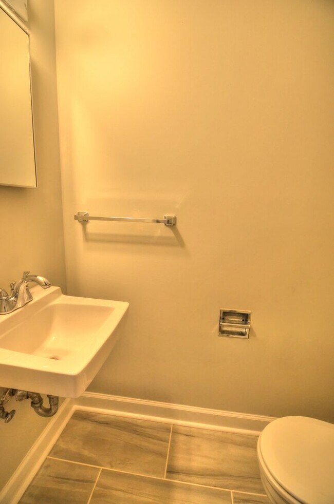 Building Photo - Lovely 2 Bedroom, 1.5 Bath Townhouse in Carrboro - Avail in March!