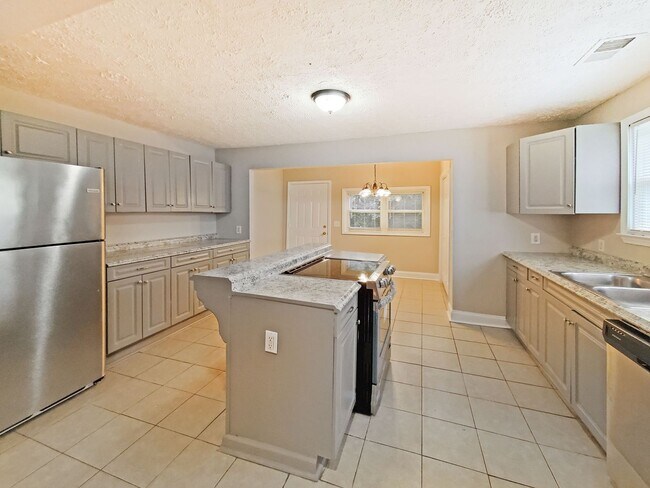 Building Photo - Beautifully Updated 4-Bedroom Home Near Mo...