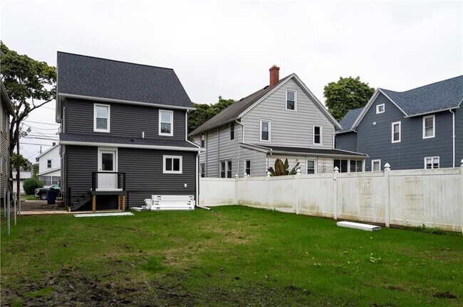 Building Photo - 210 E Elm St