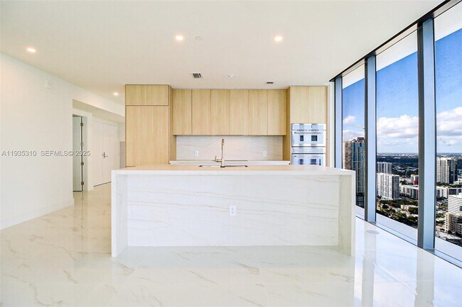 Building Photo - 700 NE 24th St