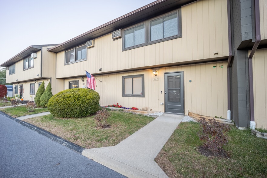 Building Photo - 404 Chelsea Cv S