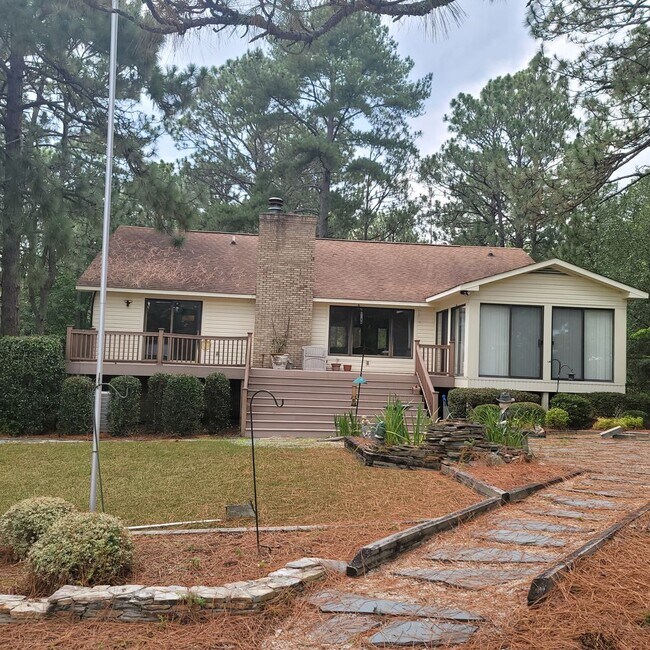 Building Photo - Beautiful Property Located in Seven Lakes near Pinehurst! Located on the Golf Course with Amazing...