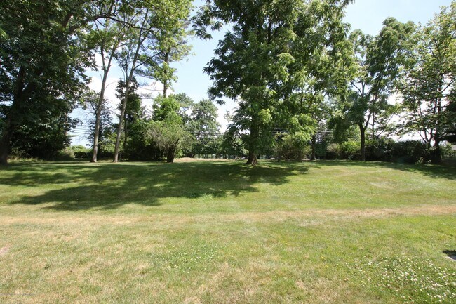 Building Photo - 62 Redwood Dr