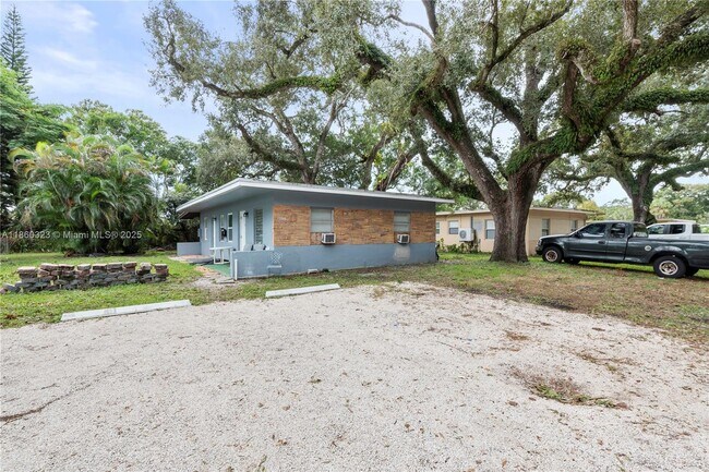 Building Photo - 1040 SW 28th St