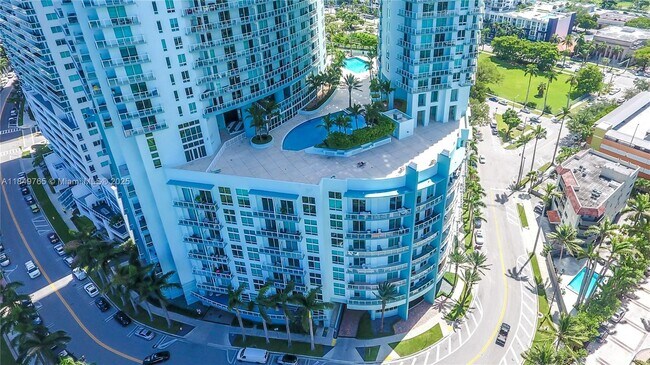 Building Photo - 1900 N Bayshore Dr