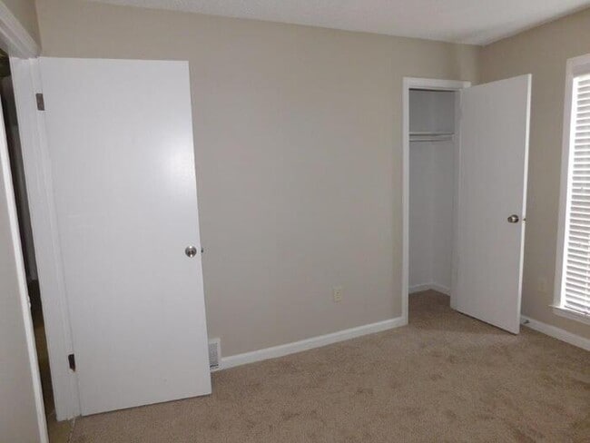 Building Photo - 3367 Kenie Ave