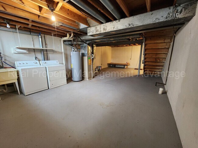 Building Photo - Renovated and Super Clean 2 Bed/1.5 Bath C...