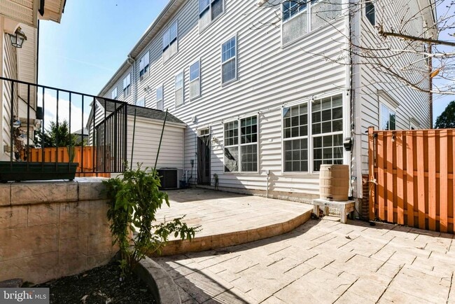 Building Photo - 13592 Village Green Dr