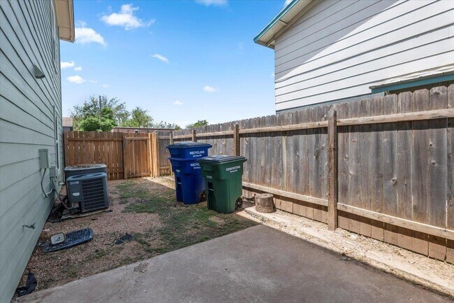 Building Photo - 1904 Hearthstone Dr