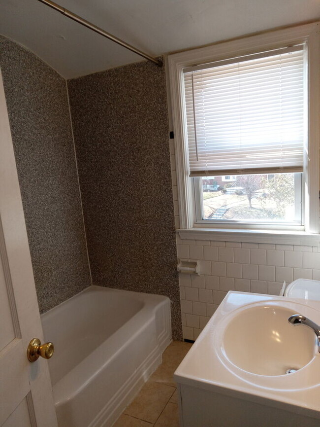 Building Photo - 3 bedroom 2 bathroom