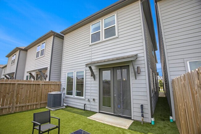 Building Photo - 5518 Rosslyn Rd