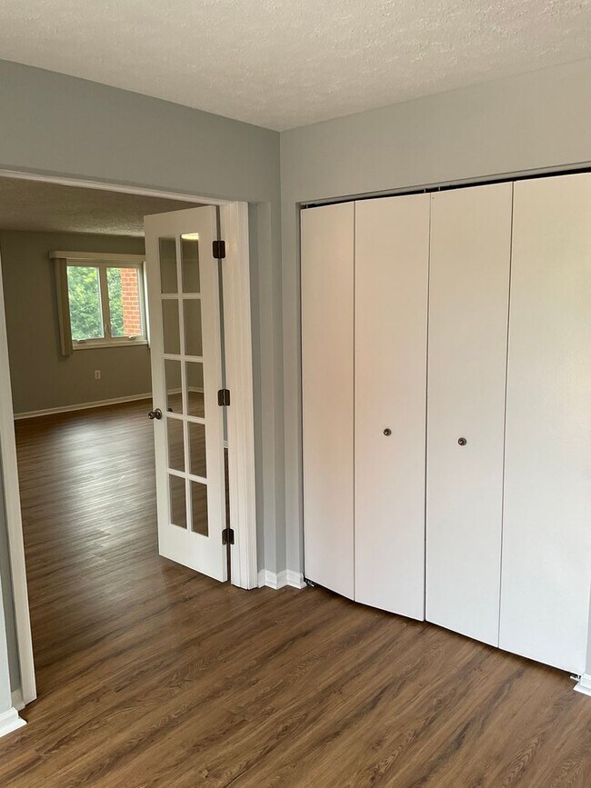 Building Photo - Very well maintained and extra large 3BR 2BA condo moments to Marc Train in Downtown Gaithersburg