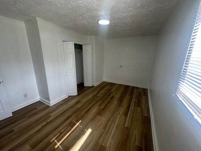 Building Photo - 3006 S Hackley St