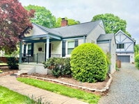Building Photo - Picturesque 3 Bedroom House!