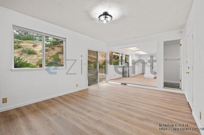 Building Photo - 60 Deerhaven Pl