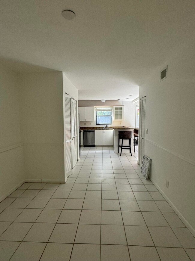 Building Photo - 429 N Cypress Dr