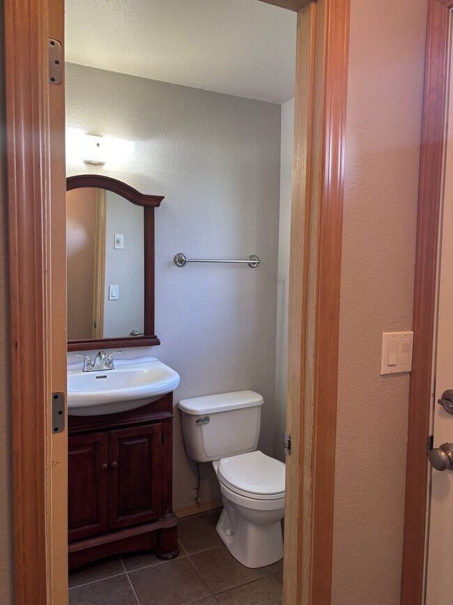 Building Photo - 1ST  FULL  MONTH'S  RENT  FREE   Pet-friendly Townhouse Near Parks and Downtown Newberg  Showings...