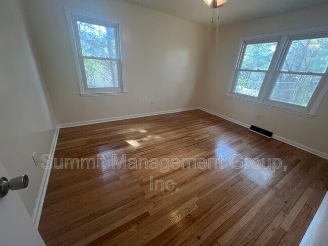 Building Photo - 8293 Lakeview Dr SW