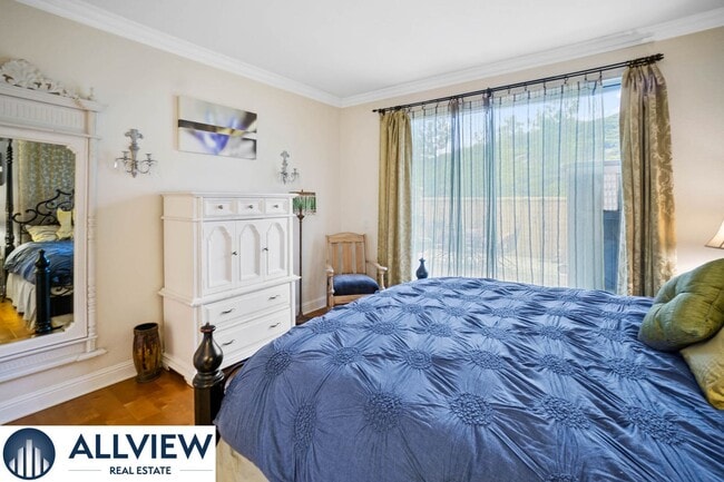 Building Photo - Fully Furnished Townhome with Attached Gar...