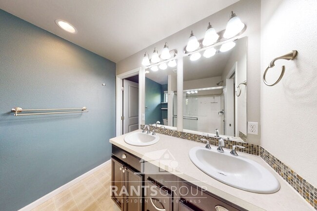 Building Photo - Stylish 3-Bedroom Townhome in Great West Olympia Location