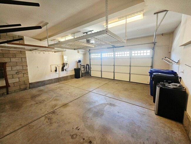 Building Photo - Gorgeous Stand Alone Town Home / Rolling Hills Golf Club is your Back Yard