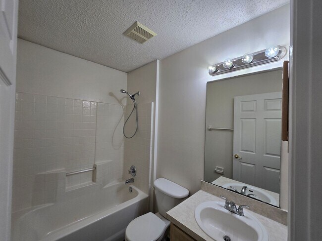 Building Photo - Move-In Special 1/2 Off First Months Rent