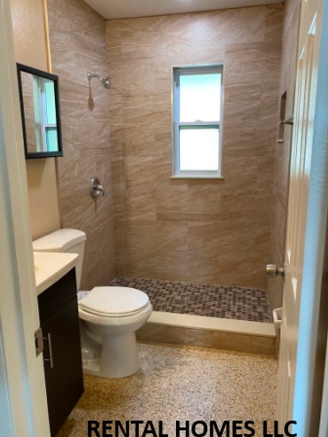 Building Photo - Four Bedroom Home, Walking Distance to New Sun Rail, City Hall & Lake Mary Elementary